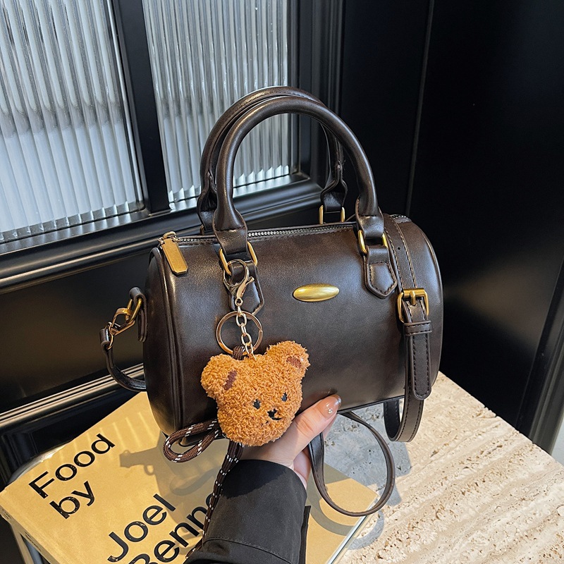 This year, Boston bags are popular for women. The new 2024 fashionable and retro crossbody bag and women's hand-held pillow bag are all in fashion Specification drawing