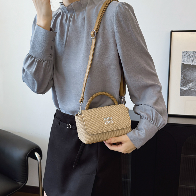 The 2025 new soft-faced solid color handbag is a high-end casual women's shoulder bag with a versatile and simple style for commuting Specification drawing
