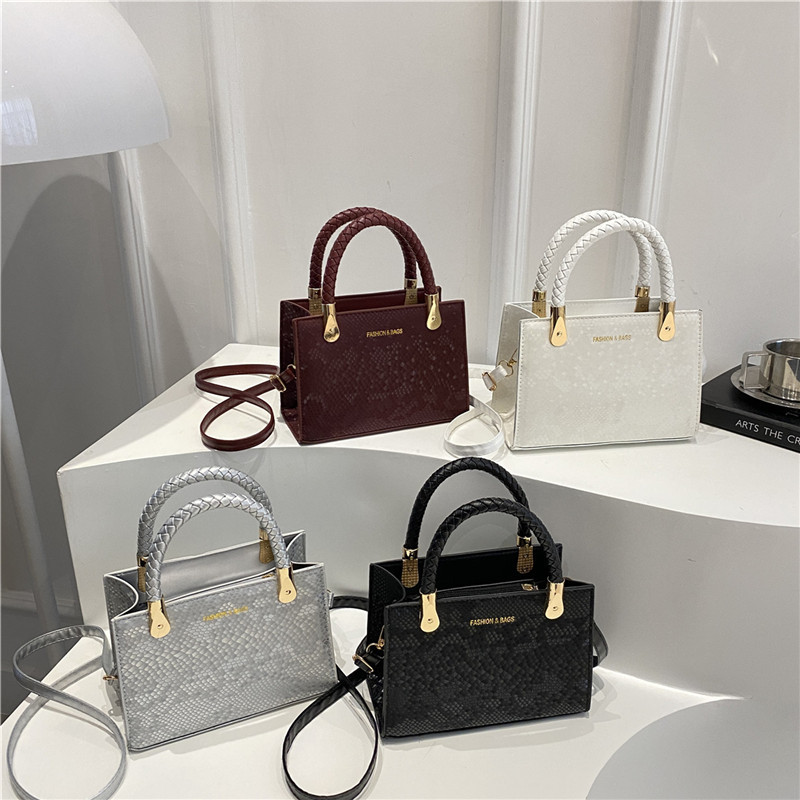 This is a new Spring/Summer 2025 Korean-style fashionable and trendy small square bag with a simple and casual texture. It is a crossbody bag Application Scenario