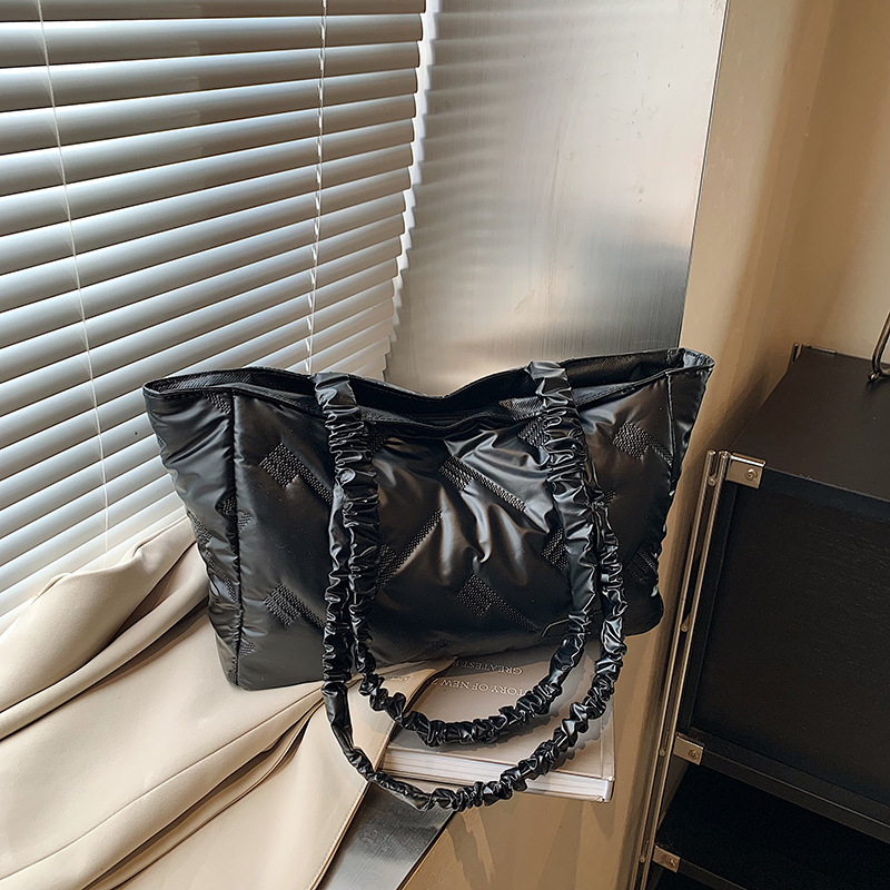 Large-capacity underarm bag women's 2024 new style casual and fashionable single-shoulder cotton-padded jacket, this year's popular commuter tote bag details Picture