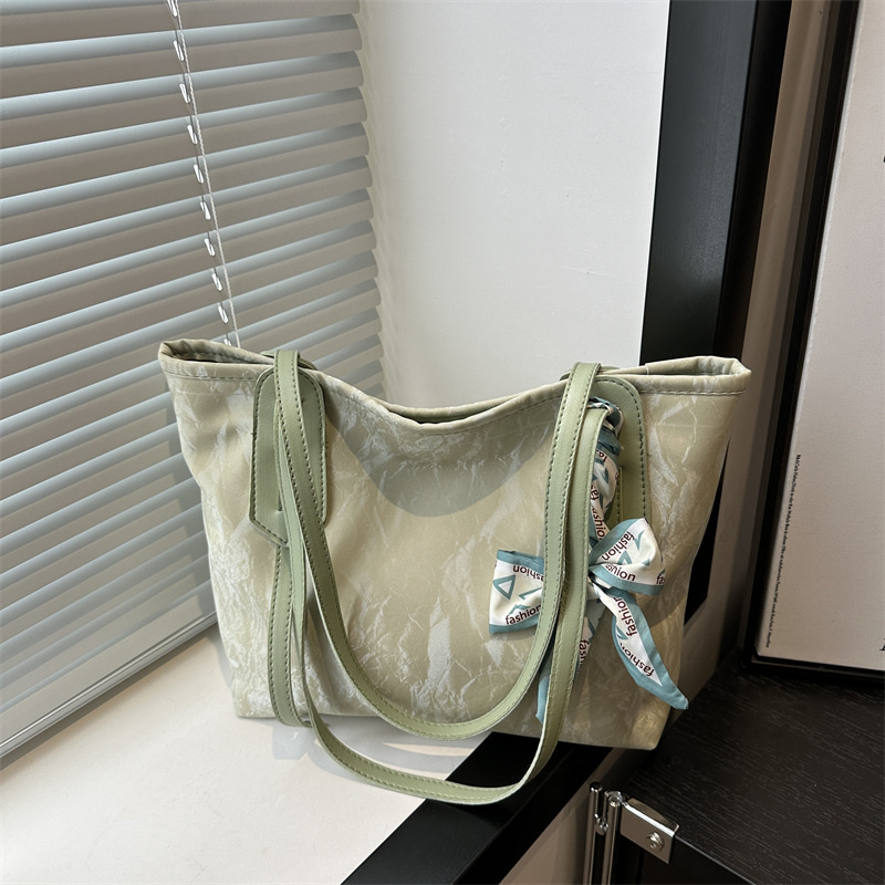 The 2024 new trendy single-shoulder bag is a fashionable and individualistic summer commuter bag for women, featuring a casual and personalized large-capacity tote bag full figure