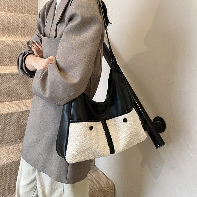 The 2024 new high-capacity tote bag with a contrasting color and fashionable look, a high-end and versatile shoulder bag, and a niche design crossbody women's bag Application Scenario