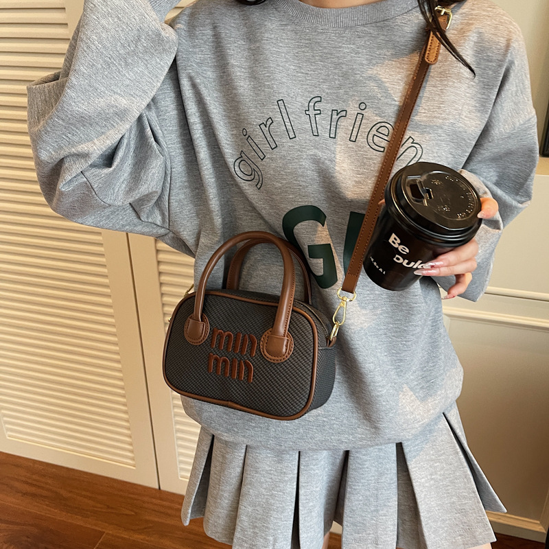 The 2025 summer new high-end retro hand-held Boston bag is a versatile and fashionable single-shoulder crossbody bag with contrasting colors for women Specification drawing