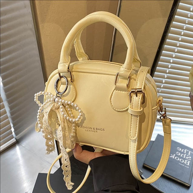 A niche and simple hand-held pillow bag for women, 2025 new Korean style, trendy and fashionable single-shoulder bag, versatile and simple crossbody bag full figure