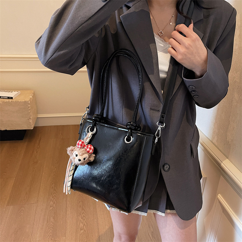A high-end quality bestseller small bag for women, a new spring 2025 versatile crossbody bag, a fashionable and super popular hand-held bucket bag Application Scenario
