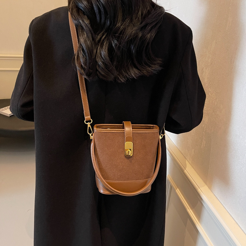 The 2024 new retro, simple, fashionable and niche design single-shoulder crossbody bag is a trendy and versatile hand-held bucket bag Application Scenario