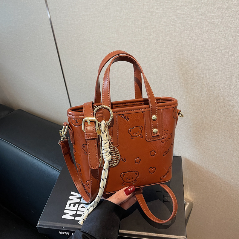 This is a new Korean-style, high-end, versatile bucket bag with a simple and retro design. It's a single-shoulder crossbody bag from a niche brand Specification drawing