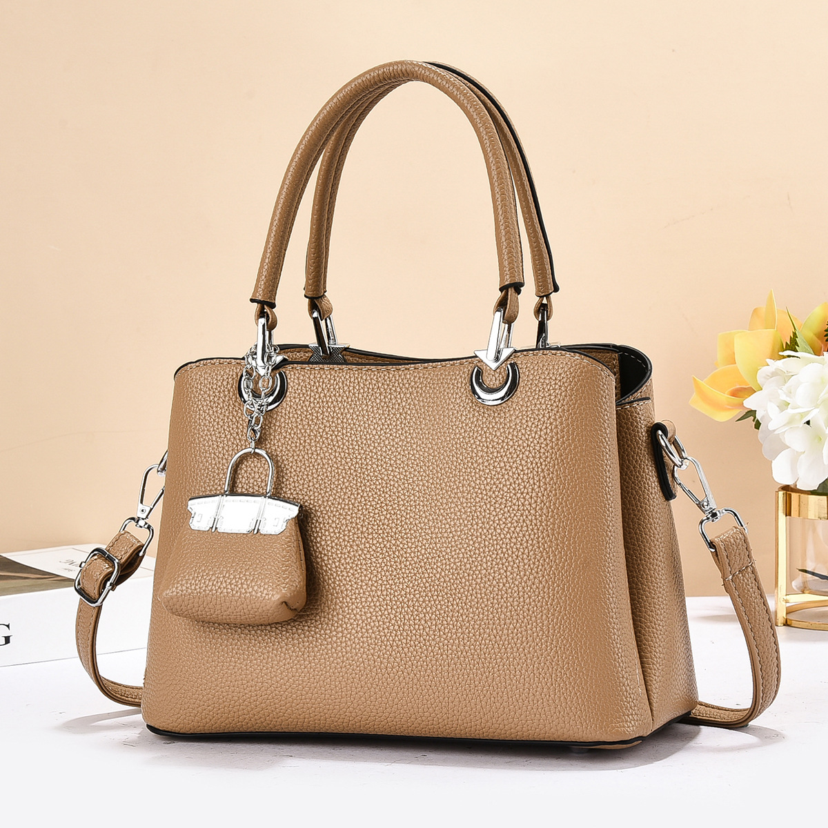 Summer grand and large-capacity fashion bag 2025 single-shoulder new ladies' trendy and simple crossbody bag for middle-aged moms details Picture