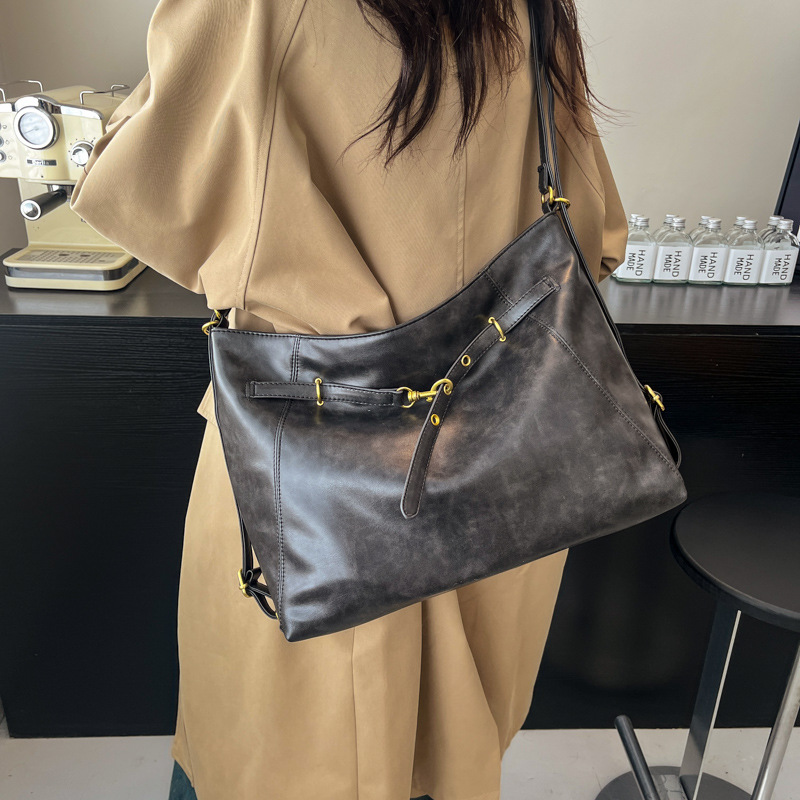 High-end retro women's 2024 new tote bag, trendy and versatile single-shoulder bag, large-capacity commuting crossbody bag Application Scenario