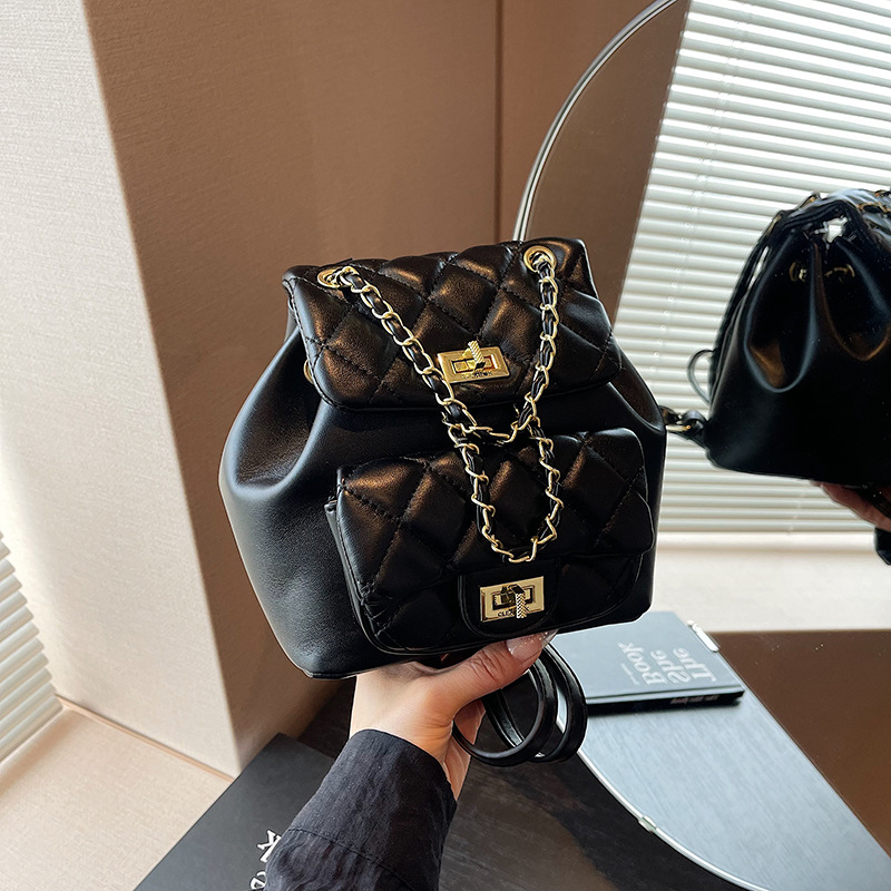 The 2025 new Korean-style chanel-style backpack for women is a trendy schoolbag for college students and a single-shoulder commuting backpack Specification drawing