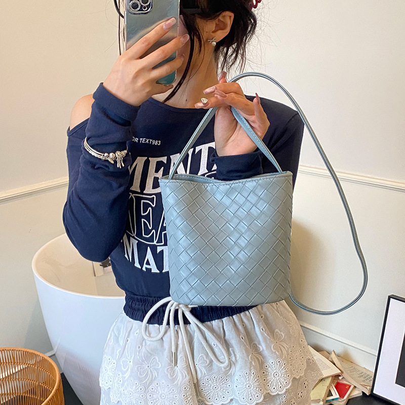 Women's cross-border woven bucket bag 2025 new style versatile casual handbag, fashionable single-shoulder bag, solid color crossbody bag details Picture