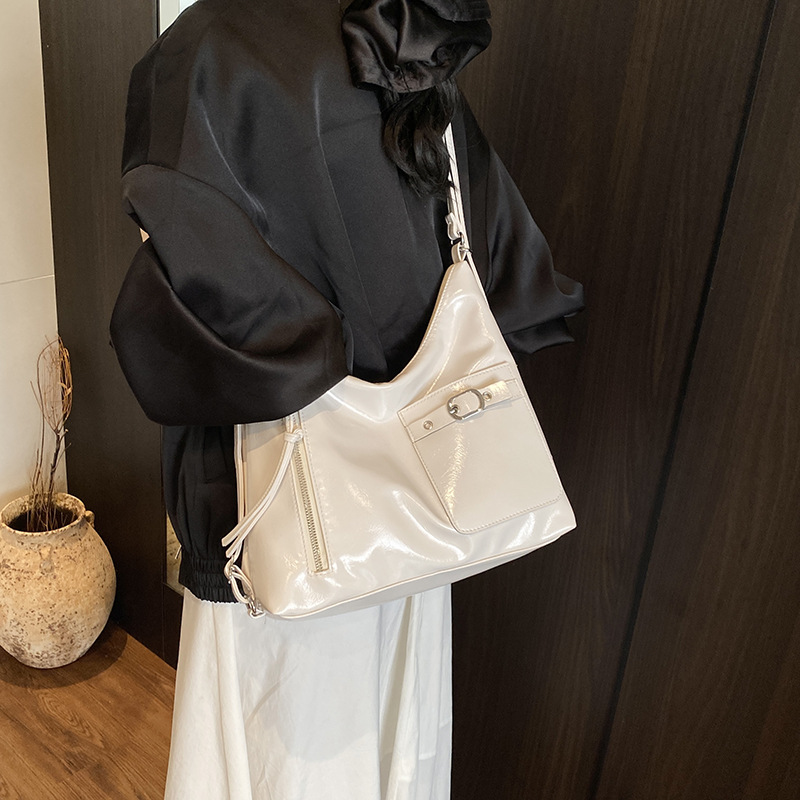 A simple and casual soft-faced large-capacity backpack for women, a new style of fashionable commuting single-shoulder crossbody bag for 2025 Specification drawing