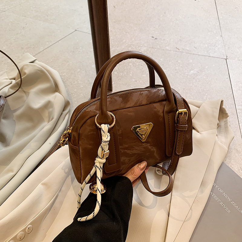 A stylish and casual bowling bag of 2025 style, retro and high-end, simple and versatile single-shoulder bag, trendy women's bag details Picture