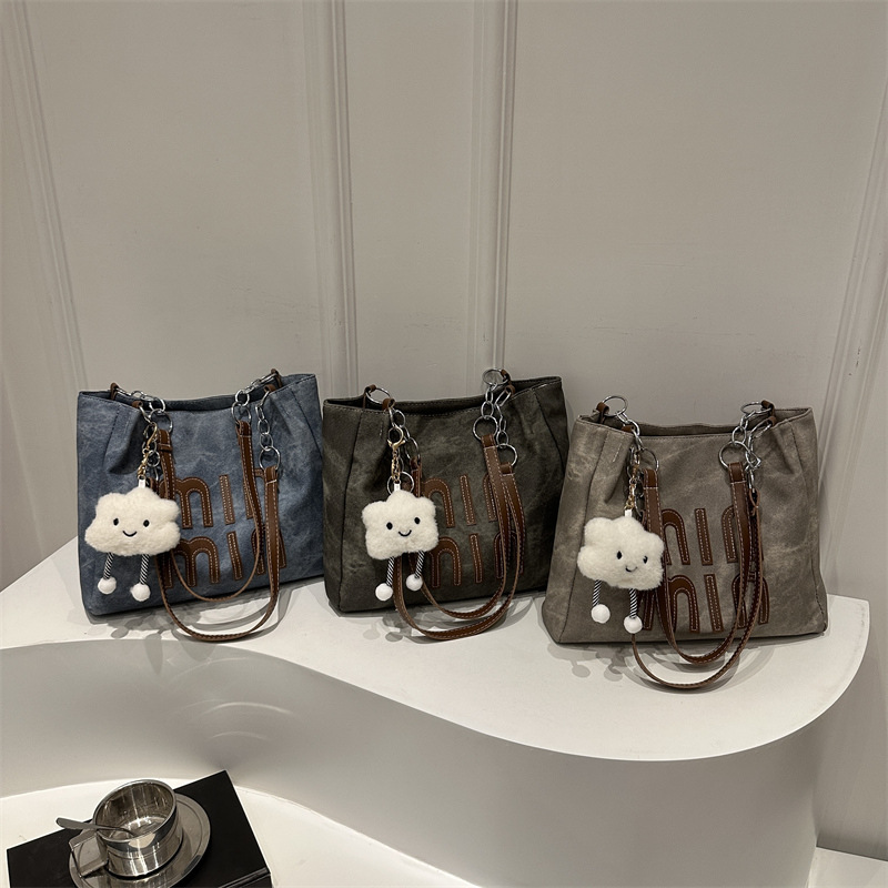 Casual commuting tote bag for women, large capacity, new 2024 autumn and winter versatile, simple and high-quality single-shoulder shopping bag Application Scenario