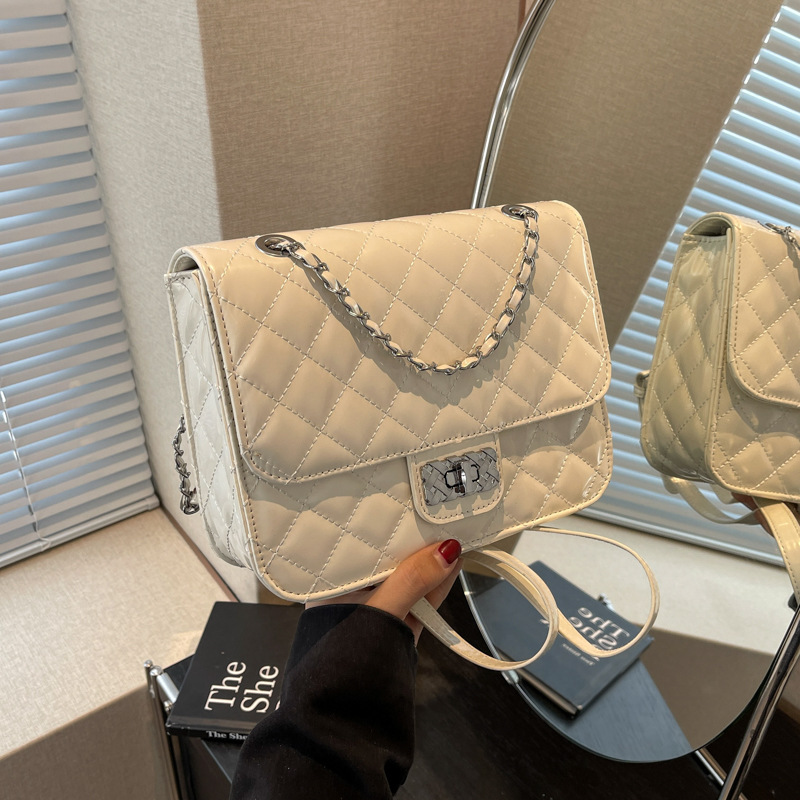 A niche design square bag for women, a new 2024 school-style patent leather chanel-style fashionable chain handbag Specification drawing