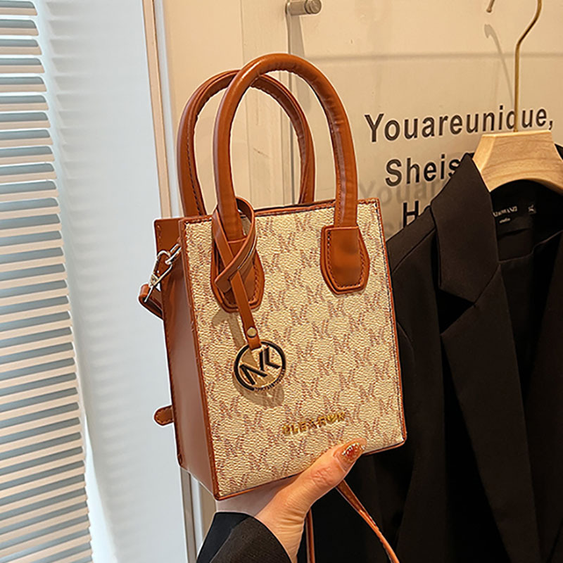 The 2025 new stylish small crossbody bag for women is versatile and features a high-end diamond-shaped texture. It is a niche single-shoulder handbag full figure