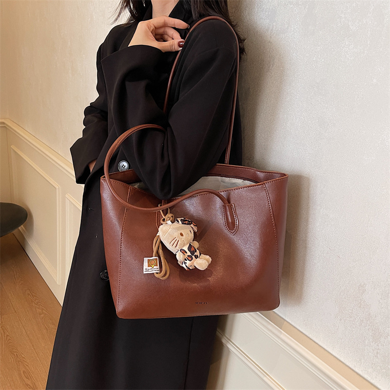 The Maillard women's large-capacity 2024 new retro shoulder bag is versatile, simple and high-end commuter tote bag Application Scenario