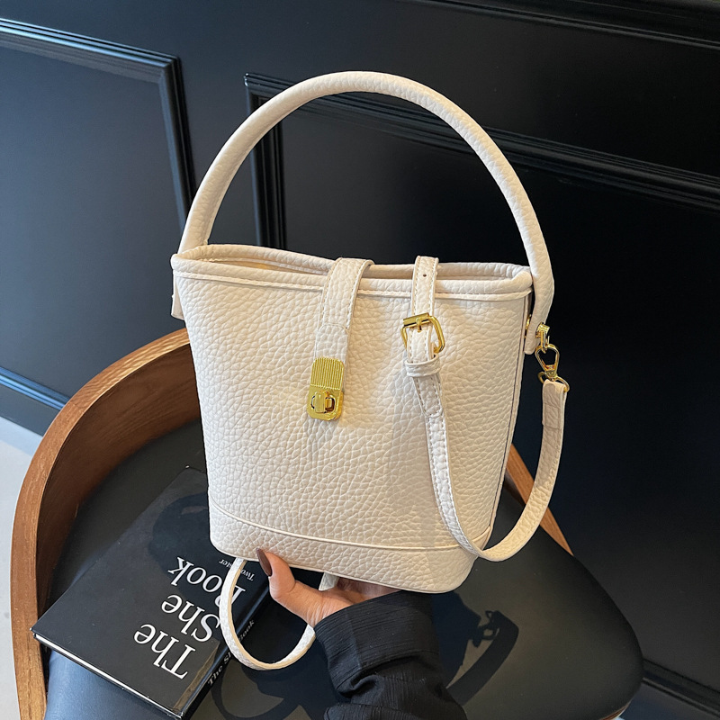 This year, retro small bags are in vogue. The 2025 new versatile crossbody bag with a high-end feel and large capacity hand-held bucket bag full figure