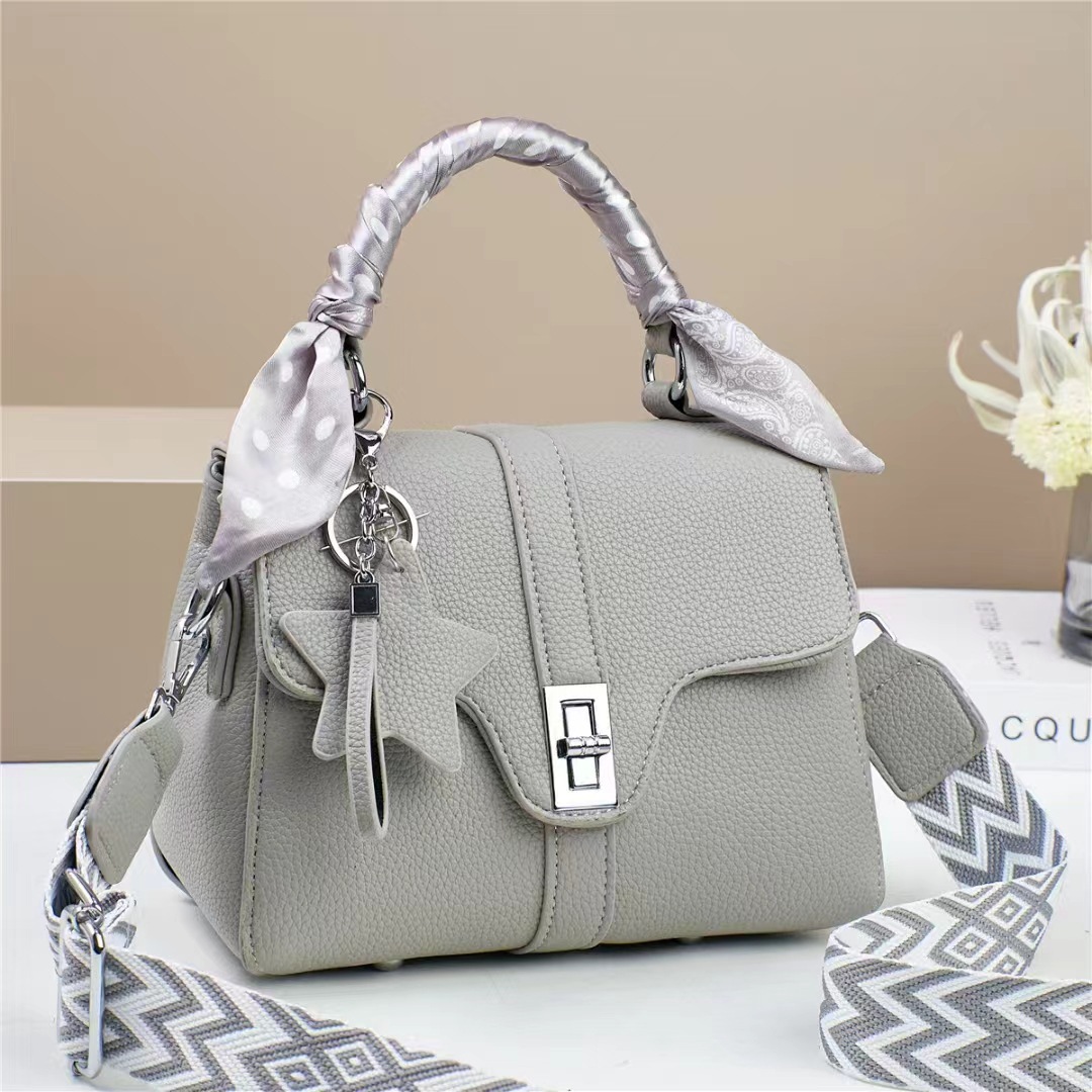Cross-border handbags, sweet women's bags, this year's new single-shoulder trendy small square bag, niche design girls' bags Application Scenario