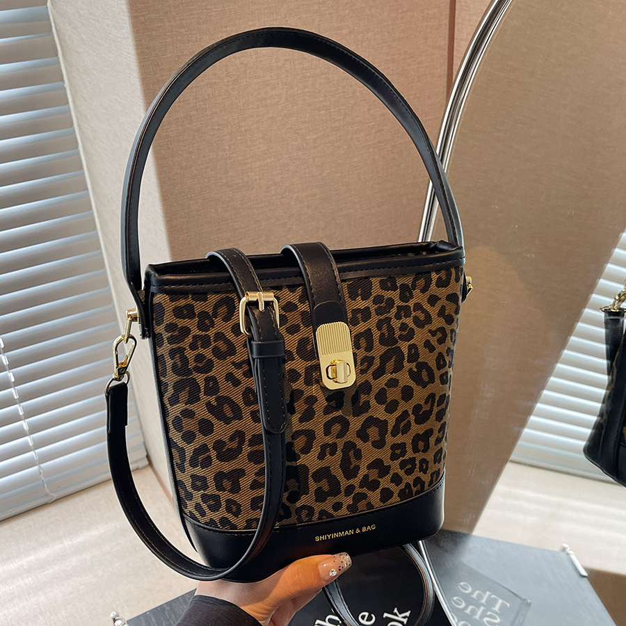 High-end and niche women's 2024 new fashion leopard print crossbody bag, Korean-style versatile casual hand-held bucket bag full figure