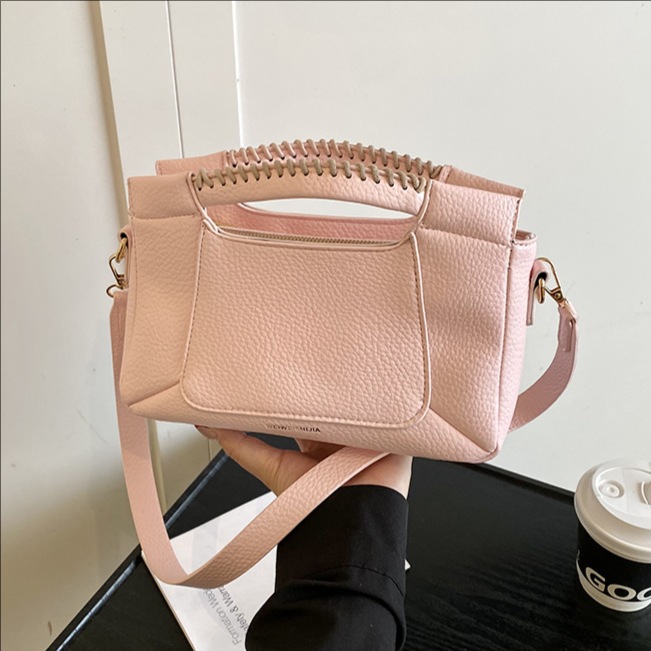 This high-end, fashionable and simple handbag is a new style of stylish and light luxury single-shoulder bag for women in 2025. It is a versatile and casual crossbody bag full figure