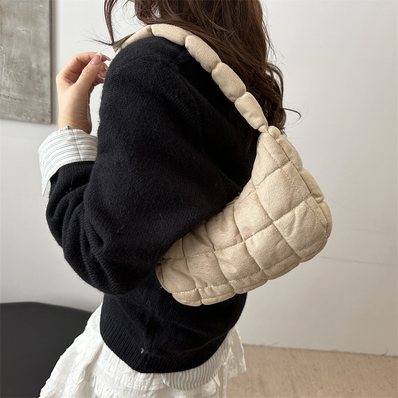 The 2024 new Korean pleated checkered cloud bag underarm bag features a stylish and trendy mini handbag design details Picture