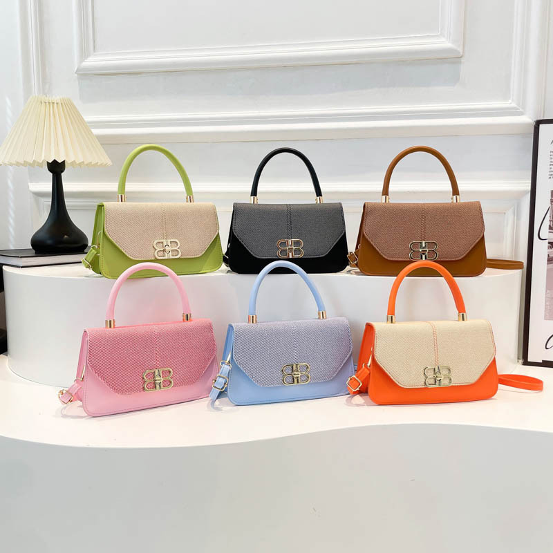 European and American retro underarm small square bag, pu texture handbag, niche design, single-shoulder bag, simple and casual crossbody bag Application Scenario