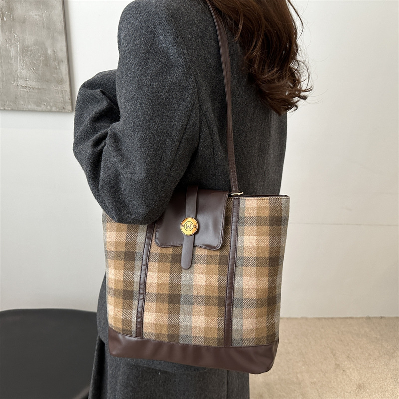 This winter retro high-end checkered multi-shoulder texture women's handbag is cute and casual, with a crossbody style details Picture