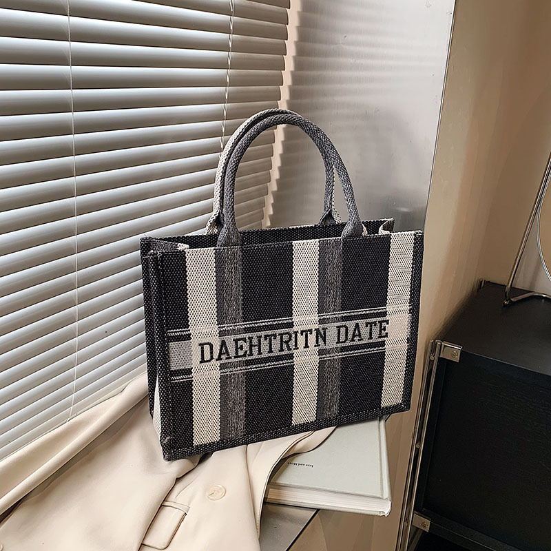 High-end fashion handbag, 2025 new style, casual and versatile, single-shoulder large capacity shopping bag, commuter tote bag Application Scenario