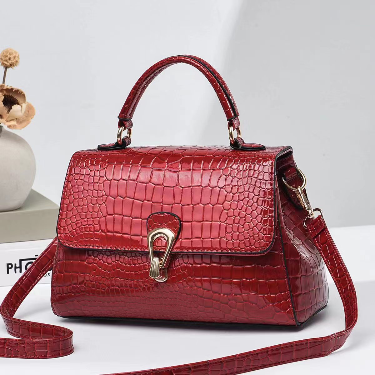 High-end women's bag with large capacity and crocodile pattern, 2023 new style women's crossbody bag, fashionable and elegant, versatile French small bag full figure