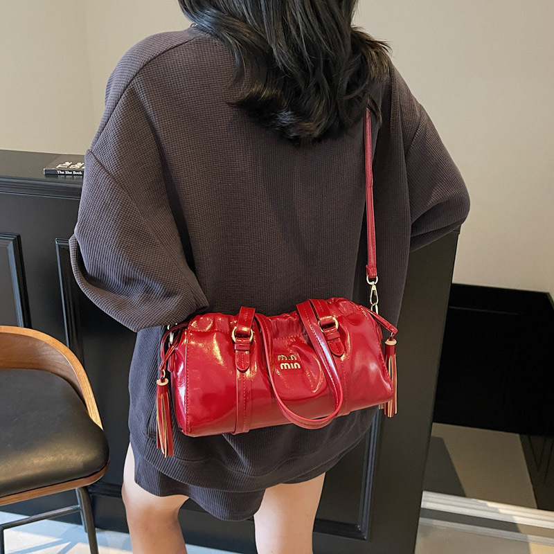 Retro French baguette commuter handbag for women, retro oil wax leather pleated drawstring casual single-shoulder dumpling bag under the armpits Specification drawing