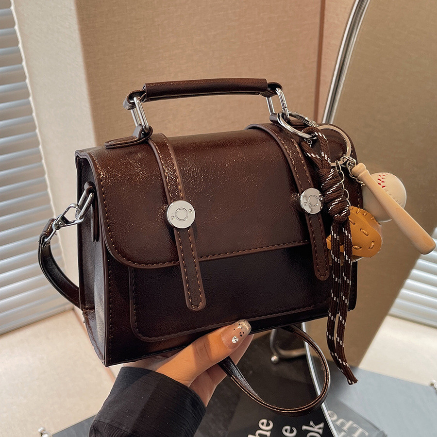 Retro hand-held Cambridge bag, fashionable and versatile crossbody small bag, a new 2024 niche design for women's commuting single-shoulder bag full figure