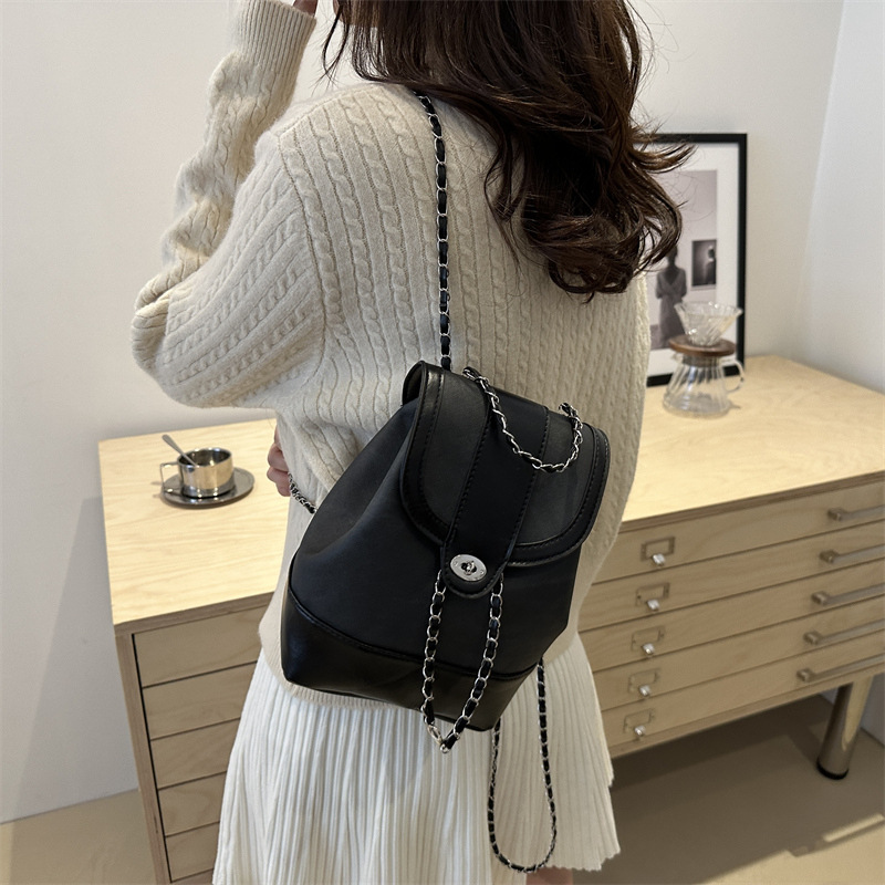 This year, a versatile chain backpack is in vogue for women's 2024 new style, a fashionable travel and commuting single-shoulder crossbody bag Specification drawing