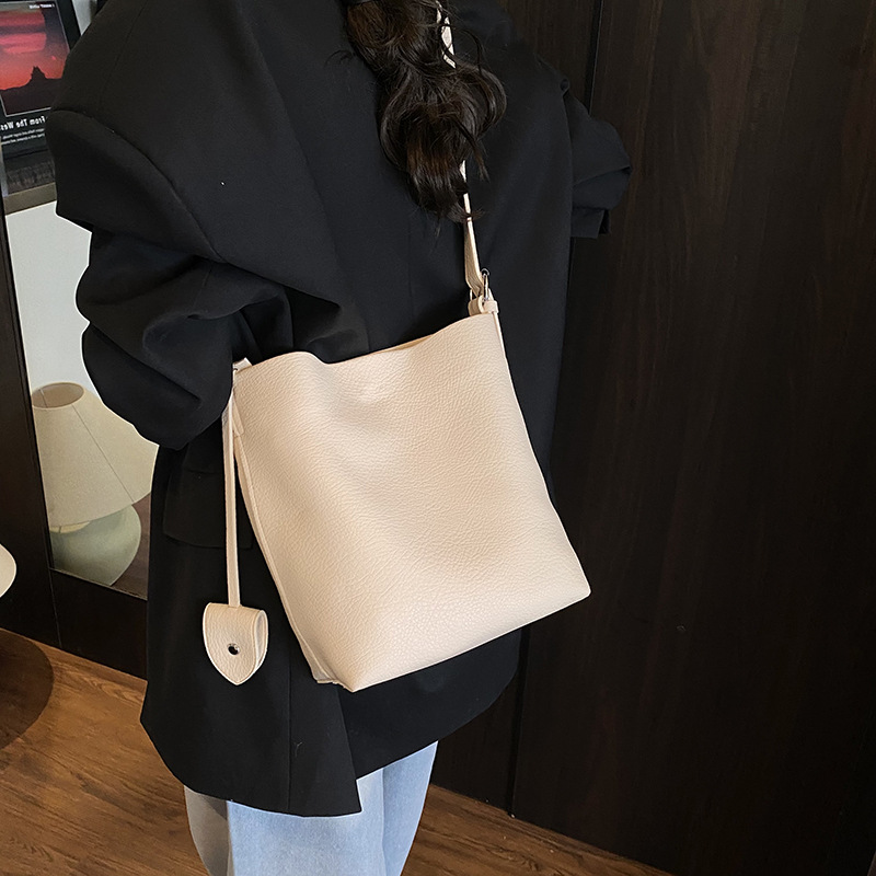 2025 New style casual commuting large-capacity bucket bag, simple and lightweight crossbody bag for women, fashionable and trendy single-shoulder bag Specification drawing