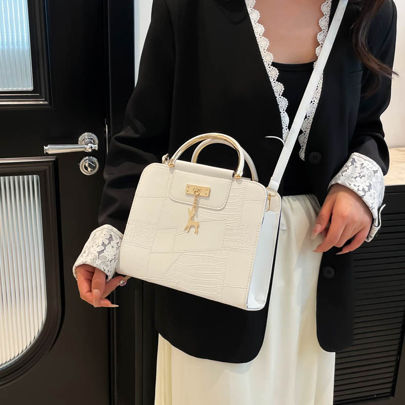 Large-capacity, aesthetically pleasing pendant, fashionable 2025 spring style lady's wavy crossbody shoulder bag details Picture
