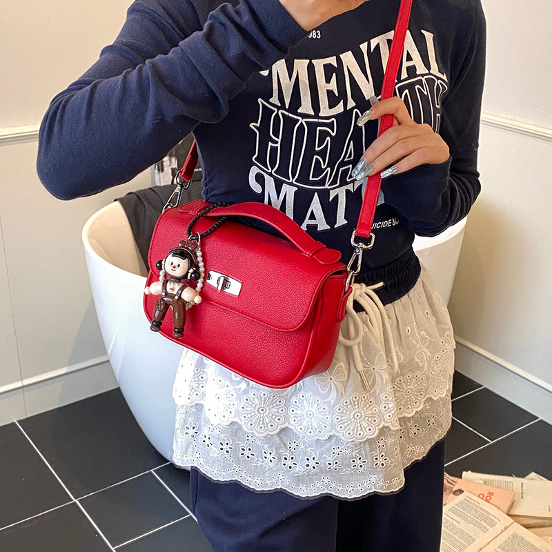 The 2025 new niche design, trendy and versatile hand-held small square bag, is a fashionable, stylish and high-end single-shoulder crossbody bag for women Application Scenario