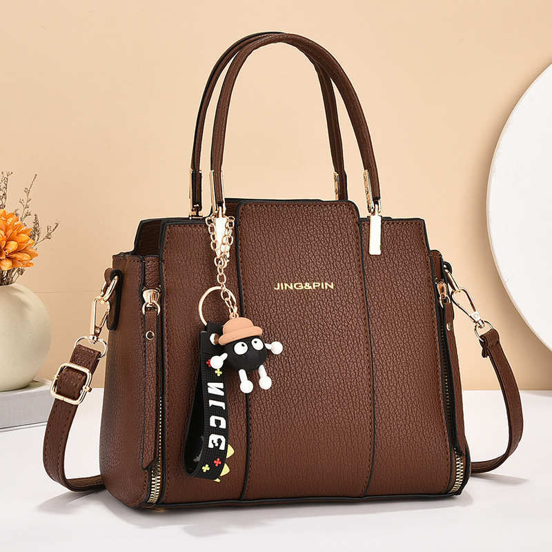 Bag Girl 2024 Cross-border Trend large-capacity handbag, simple, elegant and fashionable single-shoulder bag, casual travel crossbody bag Application Scenario