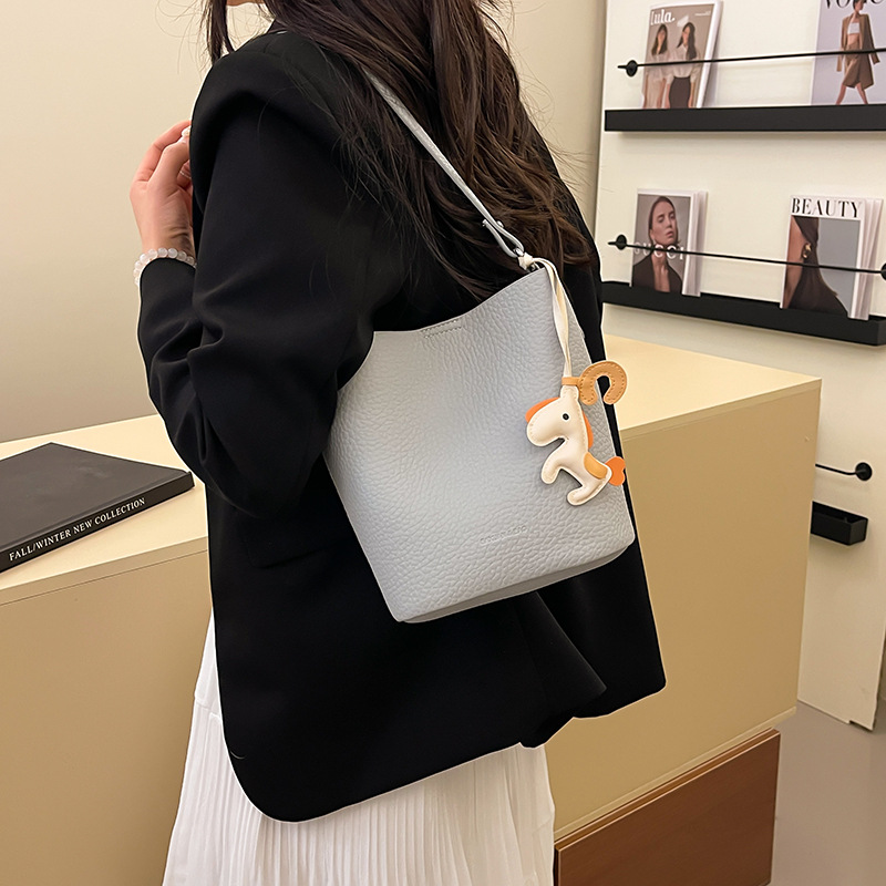 Retro and fashionable lychee pattern commuter bucket bag for women 2025 new style, trendy and versatile, casual and simple single-shoulder crossbody bag Specification drawing