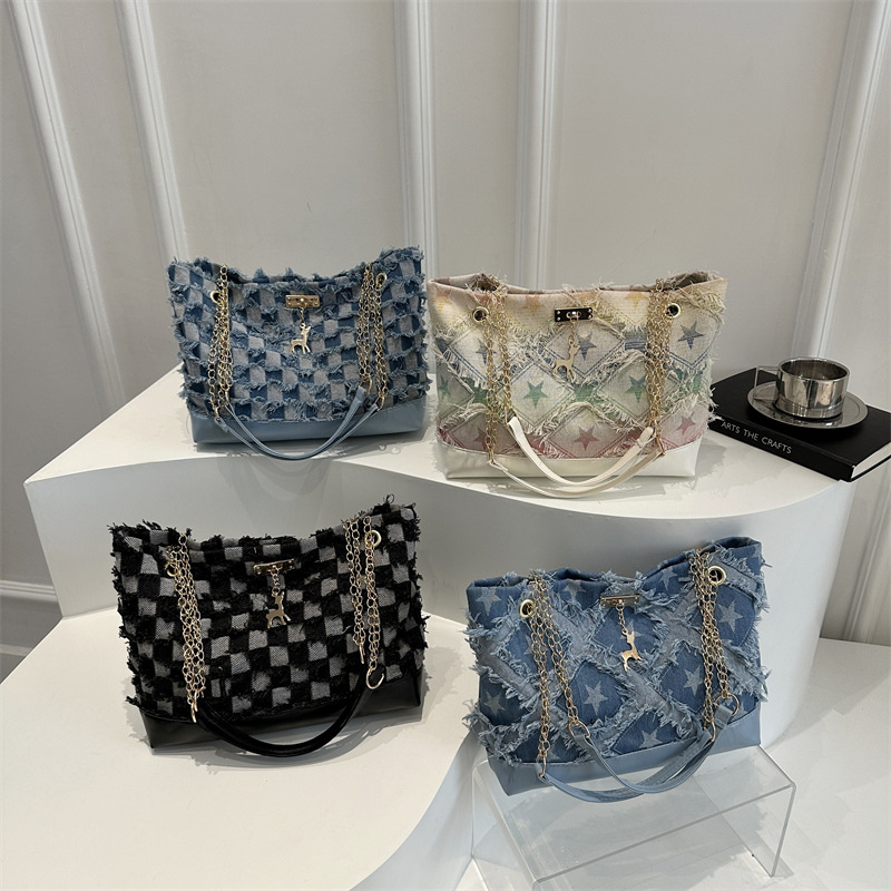 Large-capacity casual denim large bag for women, 2025 new style fashionable single-shoulder bag, commuter crossbody tote bag Application Scenario