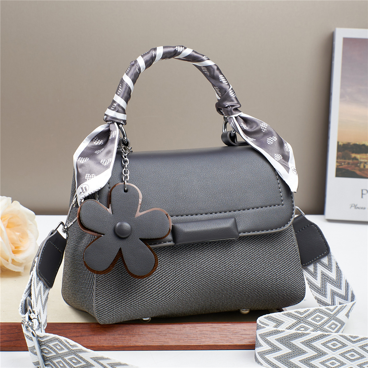 A stylish and versatile women's handbag from a grand manufacturer for autumn, featuring a new single-shoulder crossbody bag for women and mothers in 2024 Specification drawing