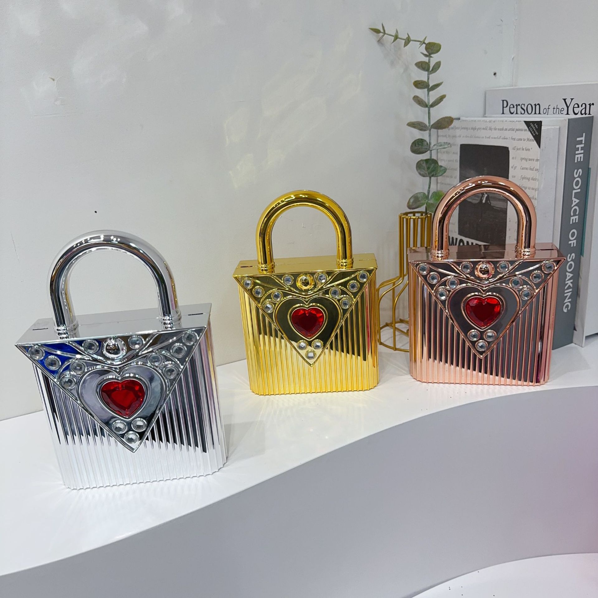 2025 New diamond-encrusted heart-shaped crossbody women's bag, mini acrylic bag, evening style, single-shoulder hand-carry makeup bag details Picture