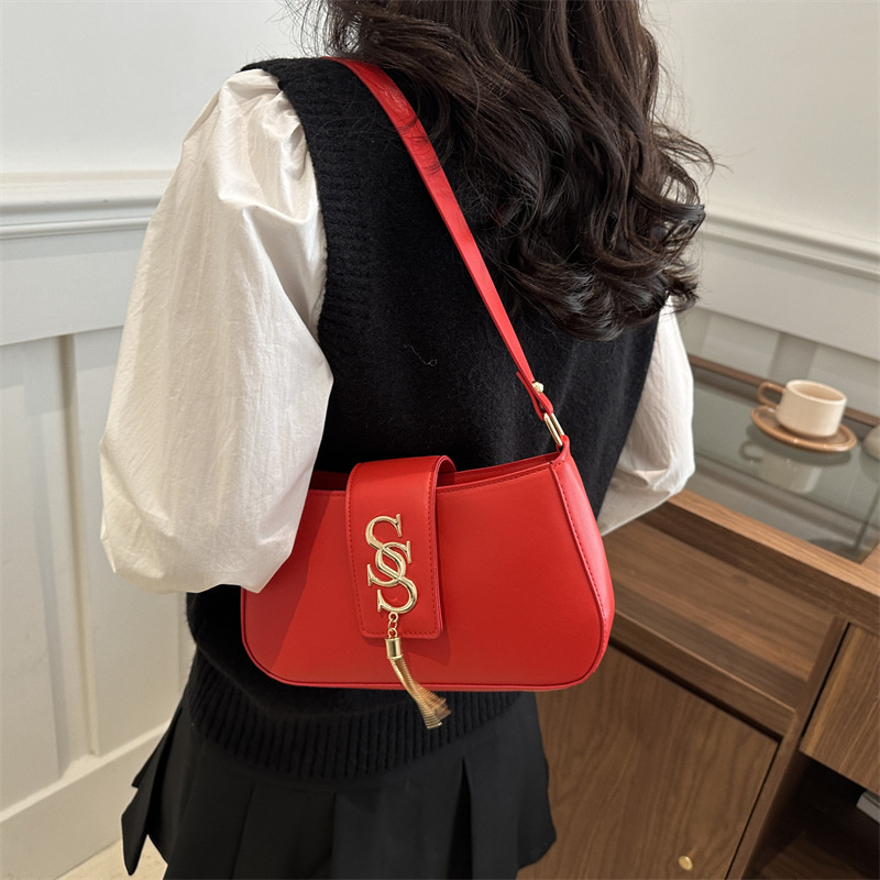 Fashionable and simple single-shoulder bag 2025 Spring New style, stylish casual commuting single-shoulder bag, fringed letter underarm bag for women details Picture