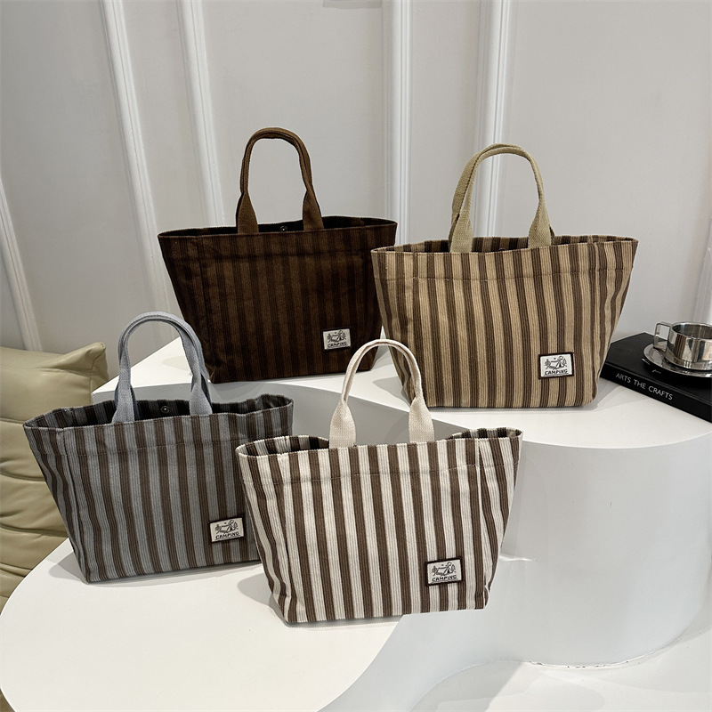 Portable handbag for work, a new style of fashionable single-shoulder bag for women in 2025, an Instagram single-shoulder bag for young students Application Scenario