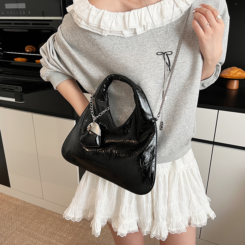 This is a new, high-end, fashionable and exquisite chain single-shoulder crossbody bag with a unique triangular design for women in 2025 Application Scenario