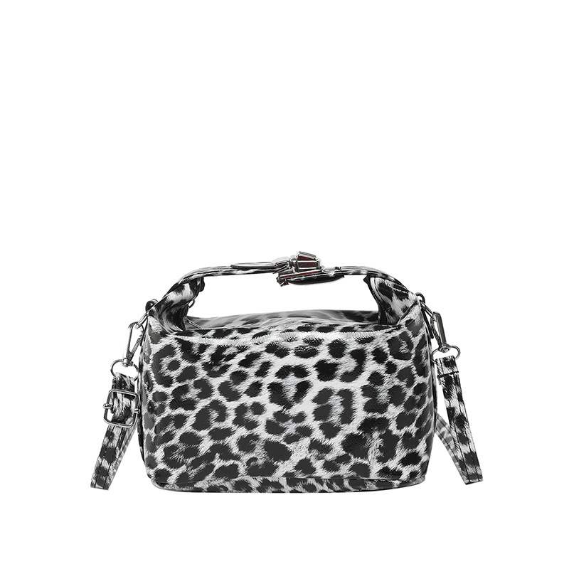 Fashionable and simple leopard print underarm bag 2025 new spring casual retro women's single-shoulder small square bag Item Picture