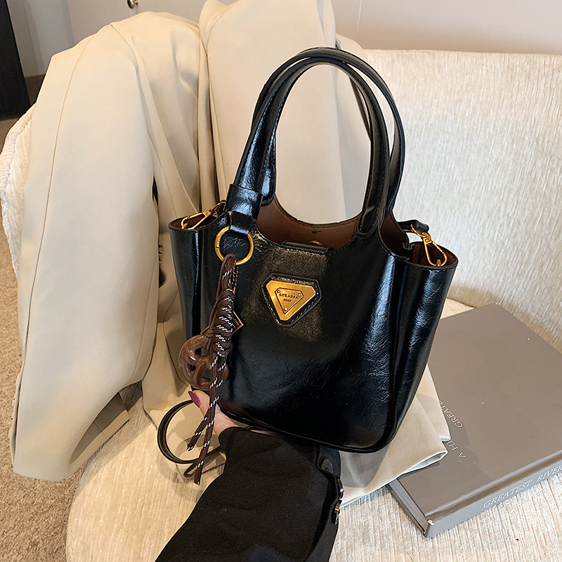 The 2024 new style of fashionable hand-held bucket bag is a high-end, casual and versatile single-shoulder bag with a retro and niche design for women full figure