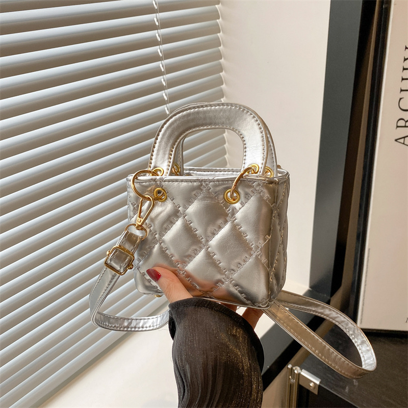 High-end quality and elegant 2025 new women's hand-held handbag, solid color single-shoulder bag, crossbody bag, simple and casual bag full figure