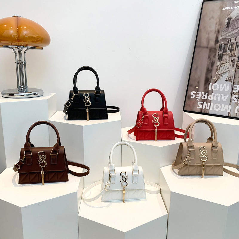Cross-border diamond-shaped embroidered thread letter bag 2024, fashionable and stylish, simple and elegant, crossbody single-shoulder handbag Application Scenario