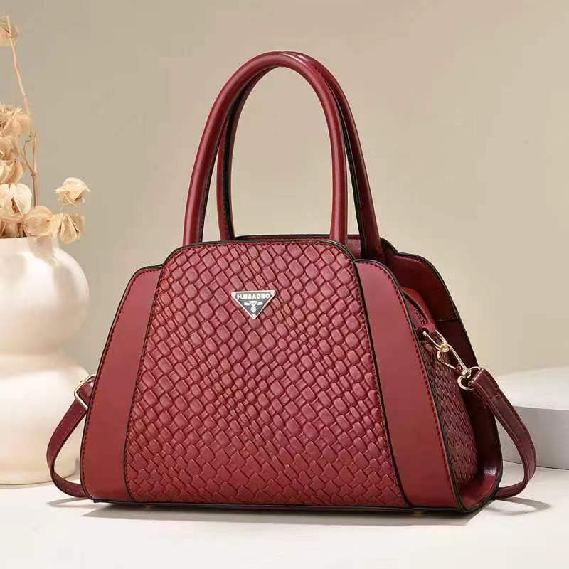 New stylish and elegant handbag for ladies with crocodile patterns, a trendy and stylish middle-aged single-shoulder crossbody handbag for women details Picture