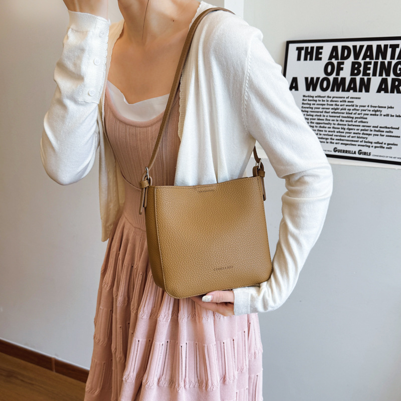 Korean niche design simple single-shoulder bag for women, new fashion bucket bag for summer 2025, versatile solid color crossbody bag Specification drawing